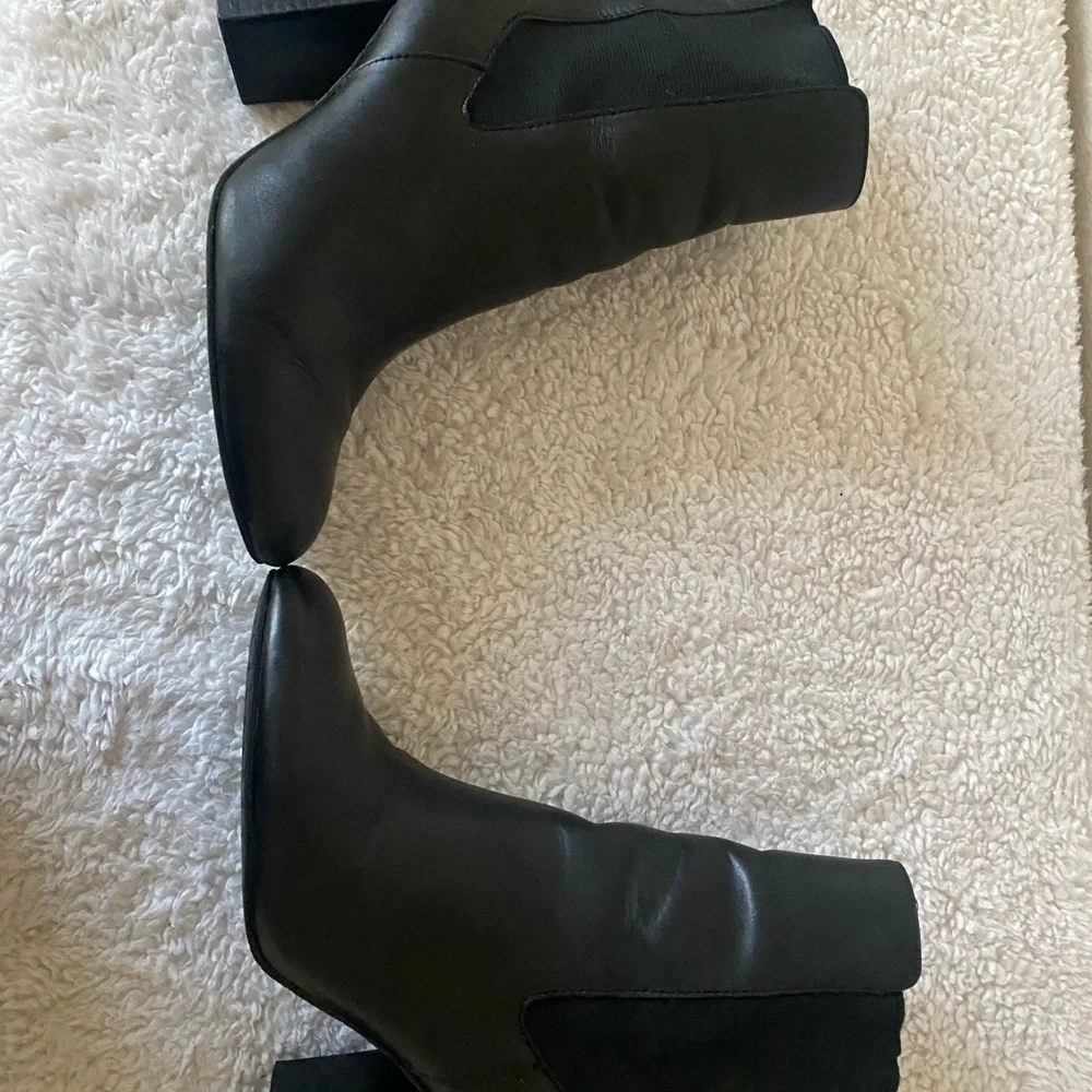 Tahari Garnet Women’s Black Leather Roundtoe Ankle Block Heel Boots Size 9.5 M - Picture 13 of 15